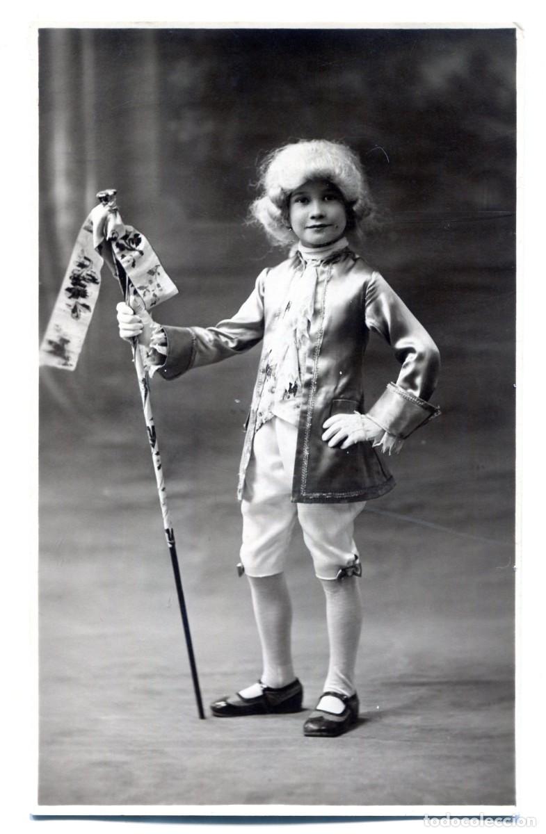 Fotograf&iacute;a antigua: Tarjeta fotogr&aacute;fica de un joven elegante disfrazado de caballero posando en un estudio fotogr&aacute;fico