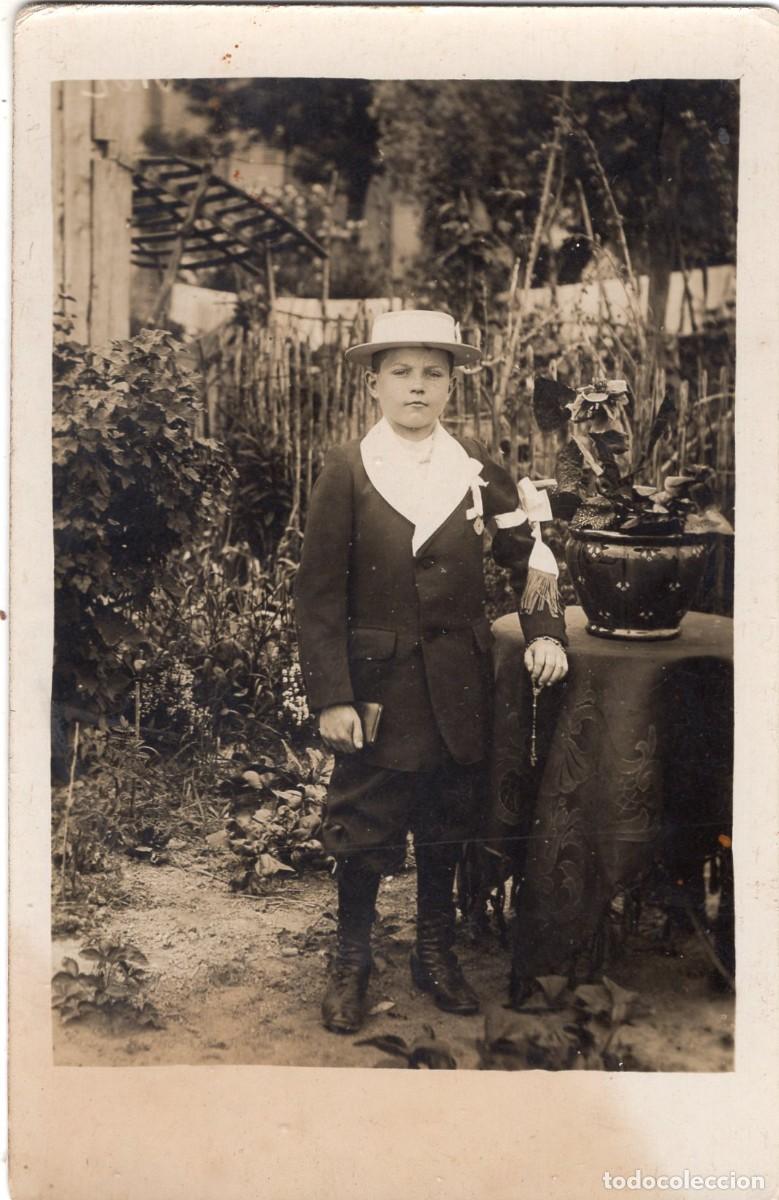 Fotograf&iacute;a antigua: Tarjeta fotogr&aacute;fica de un joven elegante posando en su jard&iacute;n