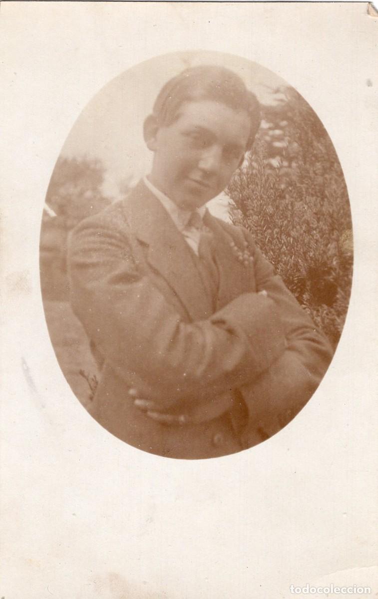 Fotograf&iacute;a antigua: Tarjeta fotogr&aacute;fica de un joven elegante posando en su jard&iacute;n