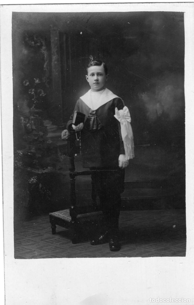 Fotograf&iacute;a antigua: Tarjeta fotogr&aacute;fica de un joven elegante posando en un estudio fotogr&aacute;fico
