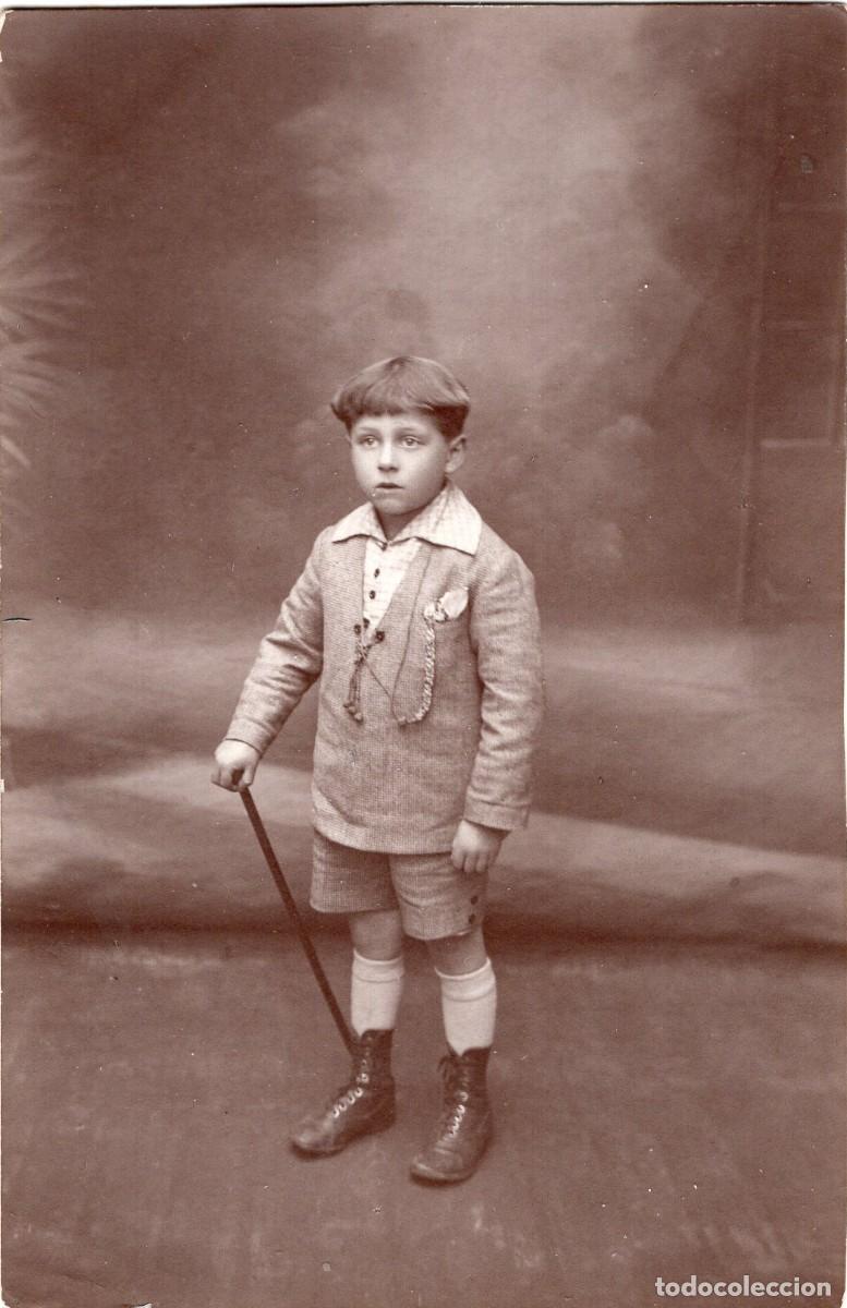 Fotograf&iacute;a antigua: Tarjeta fotogr&aacute;fica de un joven elegante posando en un estudio fotogr&aacute;fico