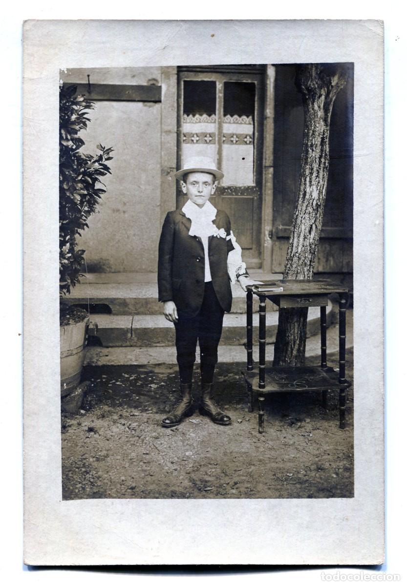Fotograf&iacute;a antigua: Tarjeta fotogr&aacute;fica de un joven elegante posando frente a la entrada de su casa hacia 1910