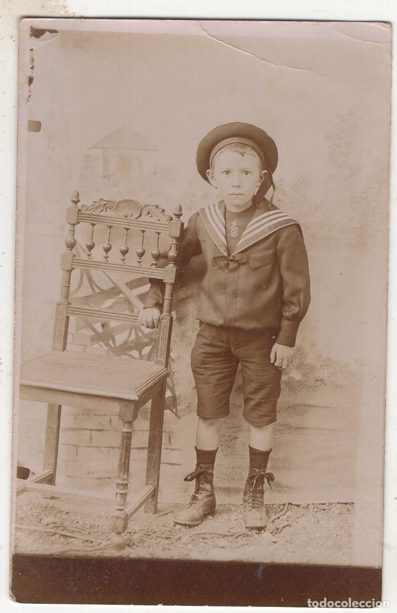 Fotograf&iacute;a antigua: Tarjeta fotogr&aacute;fica de un joven posando en un estudio fotogr&aacute;fico hacia 1910