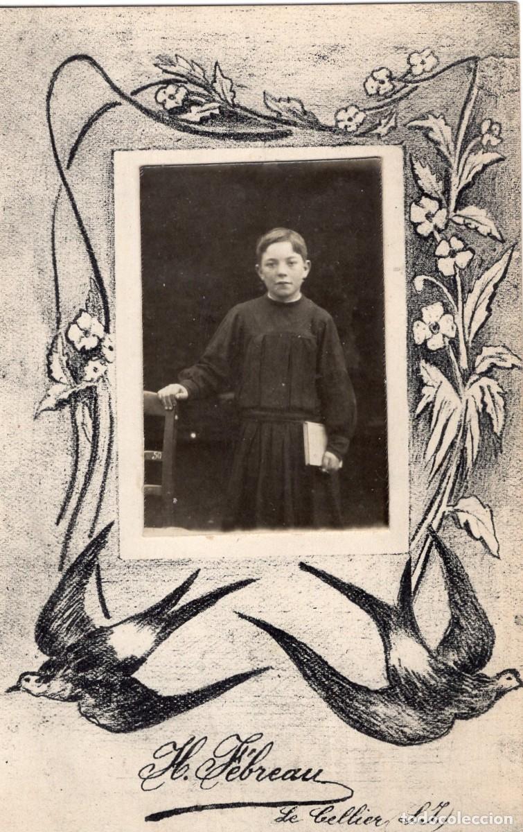 Fotograf&iacute;a antigua: Tarjeta fotogr&aacute;fica de un joven posando en un estudio fotogr&aacute;fico en Le Cellier