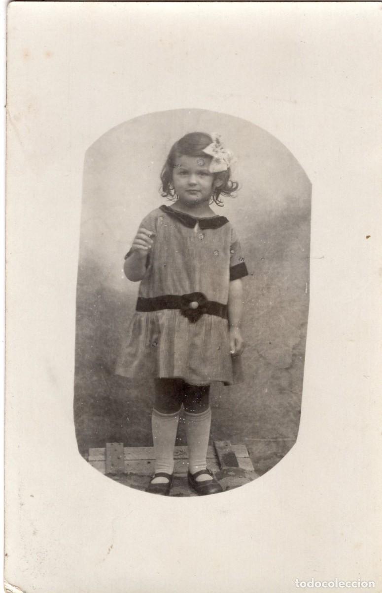 Fotograf&iacute;a antigua: Tarjeta fotogr&aacute;fica de una ni&ntilde;a peque&ntilde;a elegante posando en un estudio fotogr&aacute;fico