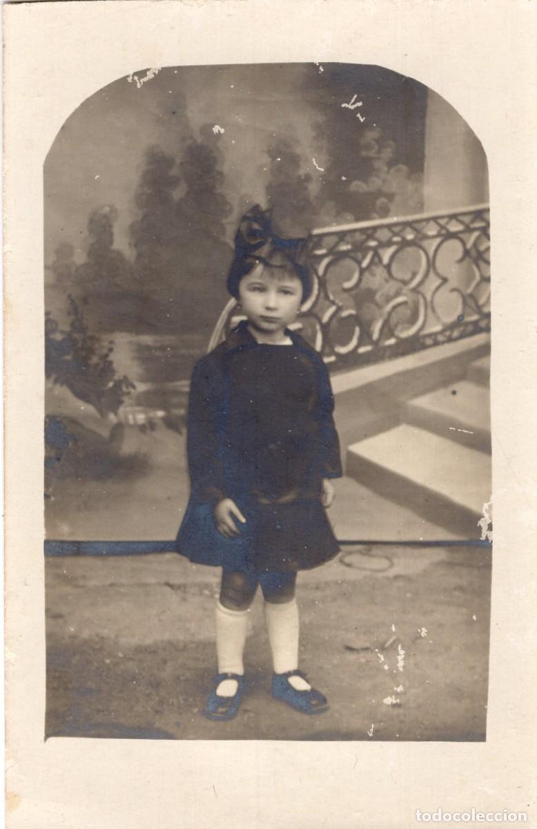 Fotograf&iacute;a antigua: Tarjeta fotogr&aacute;fica de una ni&ntilde;a peque&ntilde;a elegante posando en un estudio fotogr&aacute;fico en Port-Vendres
