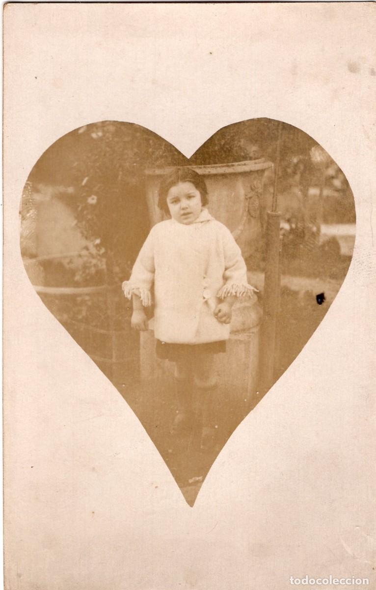 Fotograf&iacute;a antigua: Tarjeta fotogr&aacute;fica de una ni&ntilde;a peque&ntilde;a elegante posando en su jard&iacute;n