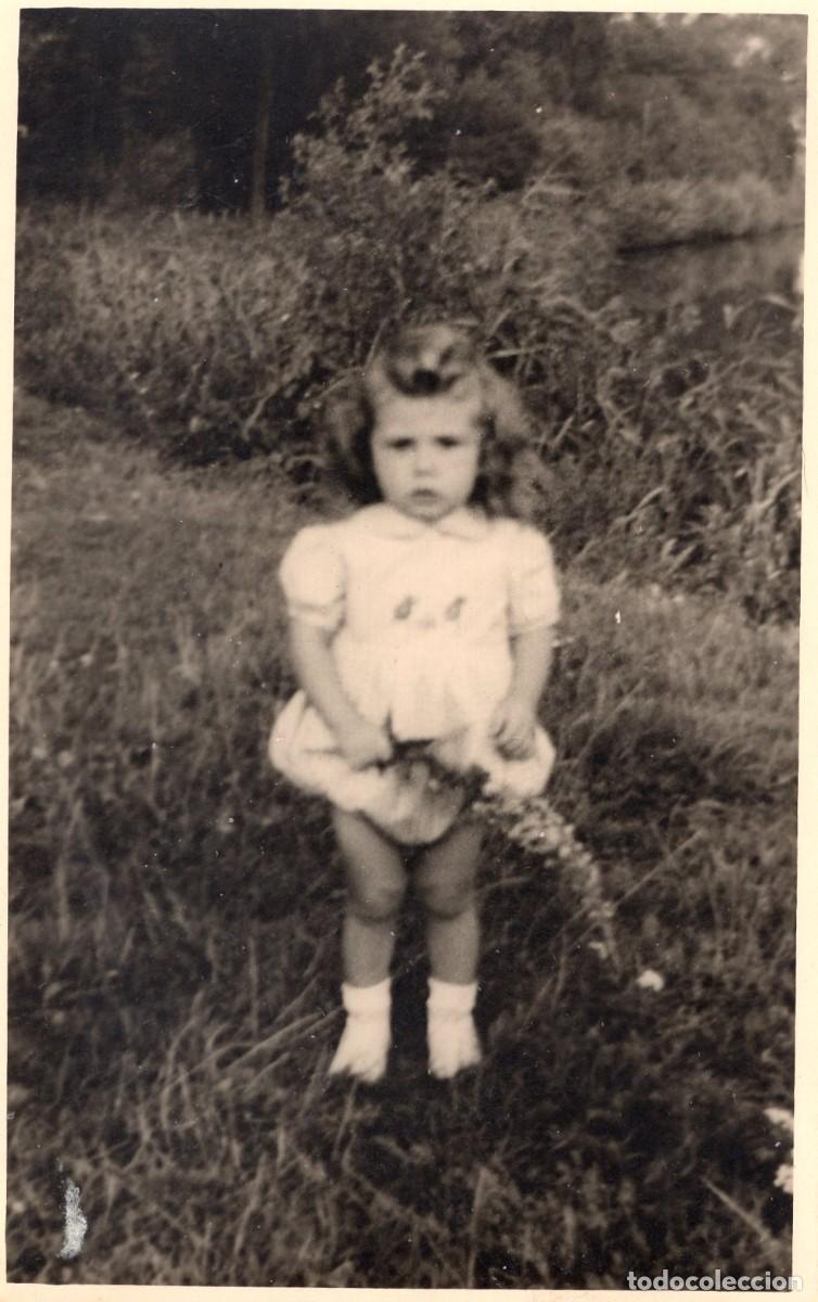 Fotograf&iacute;a antigua: Tarjeta fotogr&aacute;fica de una ni&ntilde;a peque&ntilde;a elegante posando en su jard&iacute;n