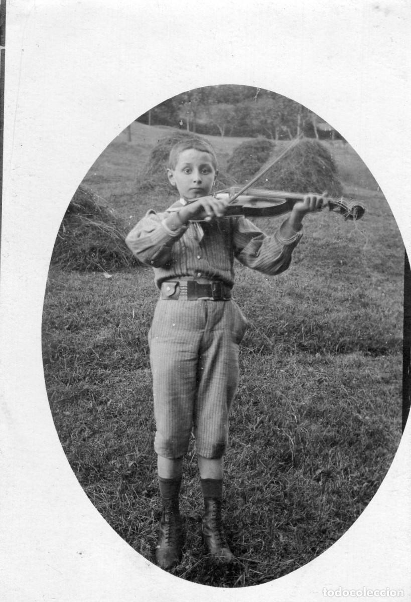 Fotograf&iacute;a antigua: Tarjeta fotogr&aacute;fica de un joven jugando al viol&iacute;n en el campo en Monceaux en 1909