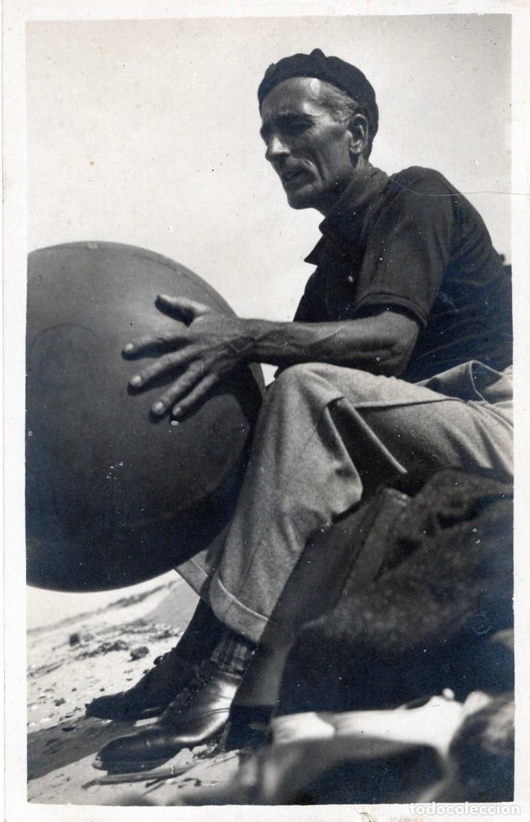 Fotograf&iacute;a antigua: Tarjeta de hombre con gran bal&oacute;n, sentado en la playa el 28 de julio de 1933