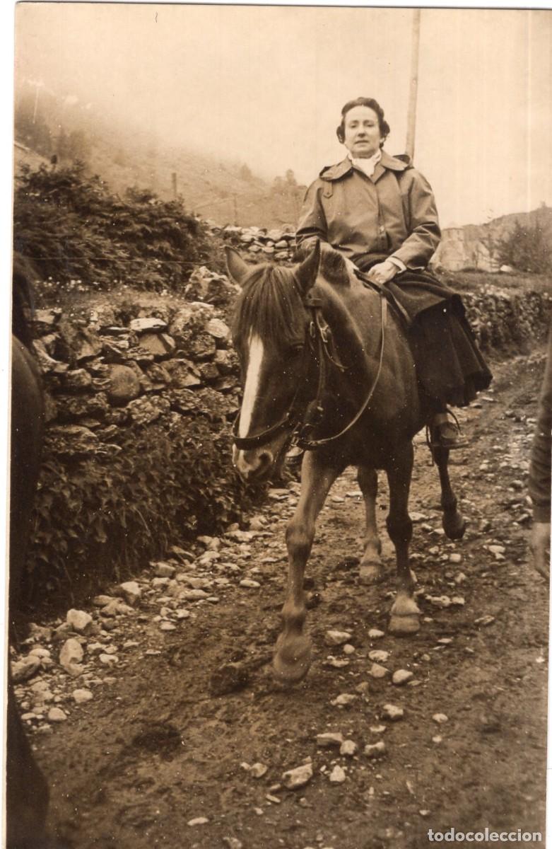 Fotograf&iacute;a antigua: Tarjeta fotogr&aacute;fica de una mujer sentada en un caballo paseando en Gavarnie