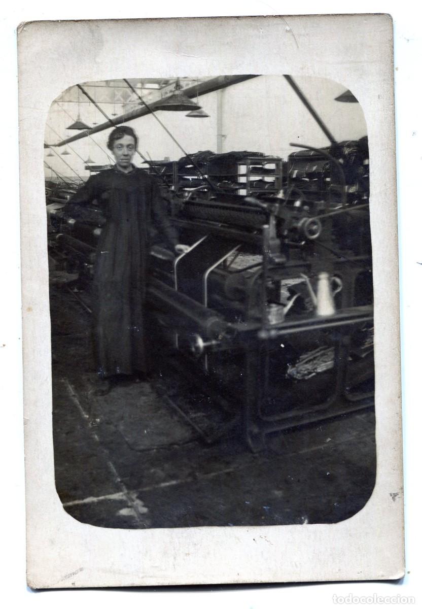 Fotograf&iacute;a antigua: Tarjeta fotogr&aacute;fica de una mujer (una obrera) frente a un telar en una f&aacute;brica de hilados hacia 1930
