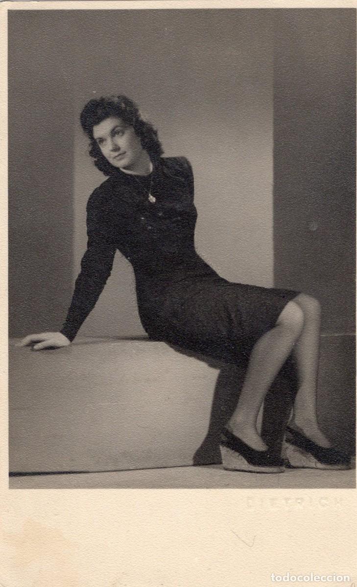 Fotograf&iacute;a antigua: Tarjeta fotogr&aacute;fica de una mujer elegante posando en un estudio fotogr&aacute;fico en 1943