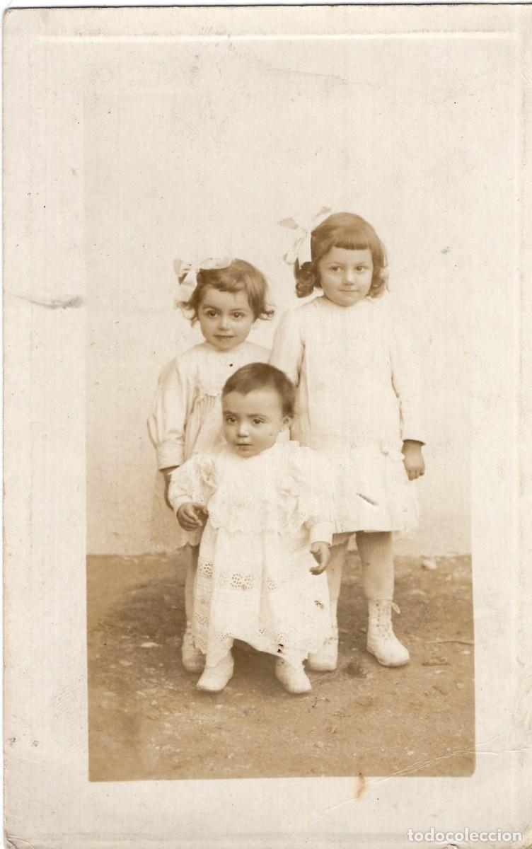 Fotograf&iacute;a antigua: Tarjeta foto: dos ni&ntilde;as elegantes y un ni&ntilde;o en un estudio fotogr&aacute;fico en 1917