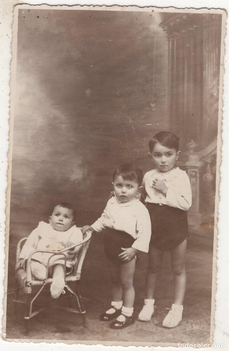 Fotograf&iacute;a antigua: Tarjeta fotogr&aacute;fica de tres ni&ntilde;os peque&ntilde;os posando en un estudio fotogr&aacute;fico