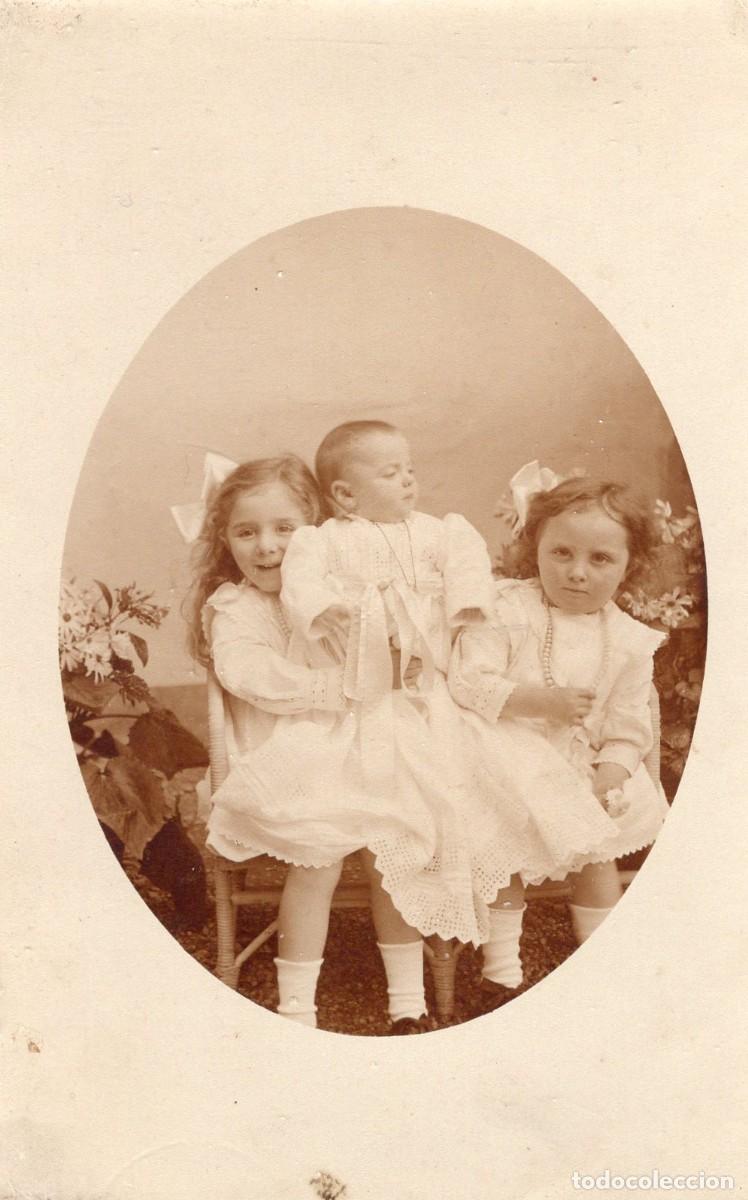 Fotograf&iacute;a antigua: Tarjeta foto: dos ni&ntilde;as elegantes con un beb&eacute; en un estudio fotogr&aacute;fico en 1914