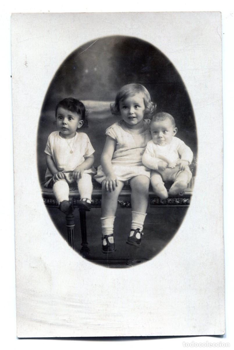 Fotograf&iacute;a antigua: Tarjeta foto: dos ni&ntilde;as elegantes con un beb&eacute; en un estudio fotogr&aacute;fico