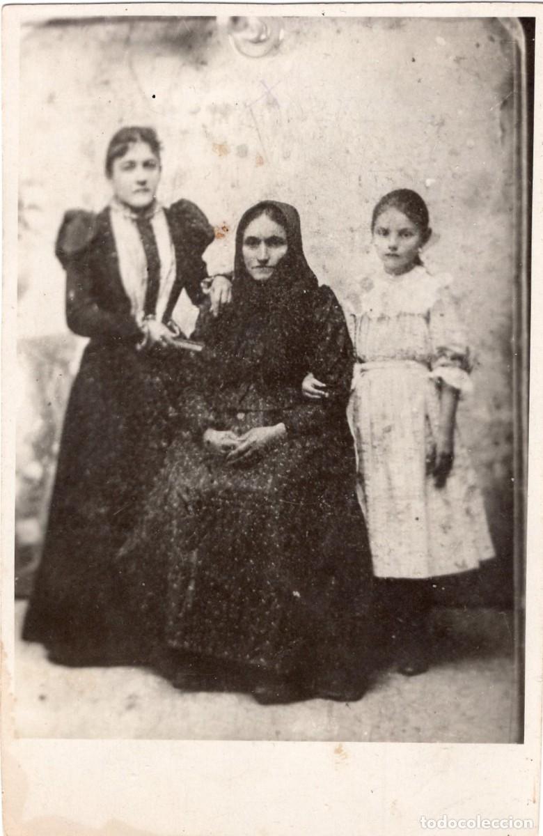 Fotograf&iacute;a antigua: Tarjeta foto: dos mujeres elegantes y una ni&ntilde;a en un estudio en Vlaska (Serbia