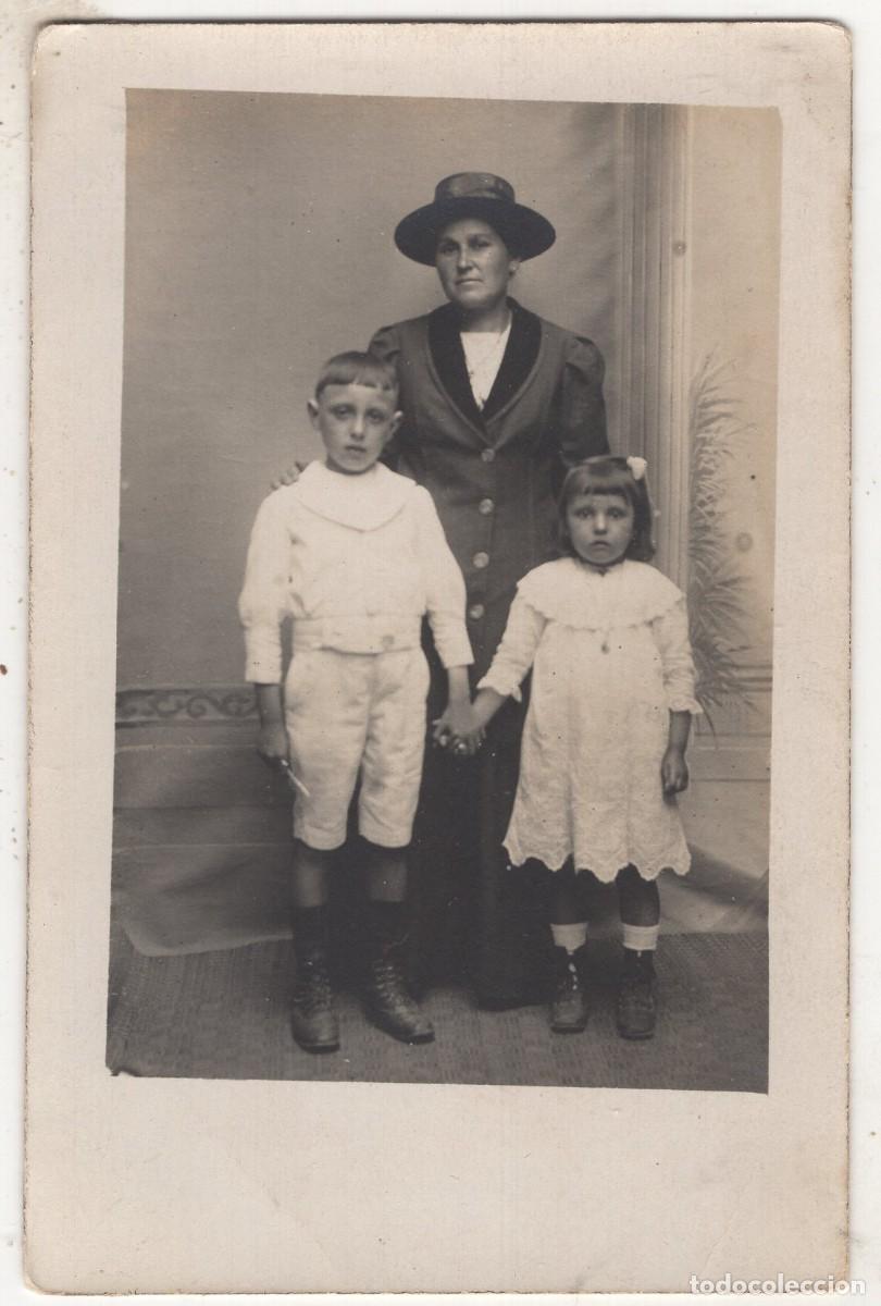 Fotograf&iacute;a antigua: Tarjeta foto: mujer elegante con una joven y un ni&ntilde;o en un estudio fotogr&aacute;fico