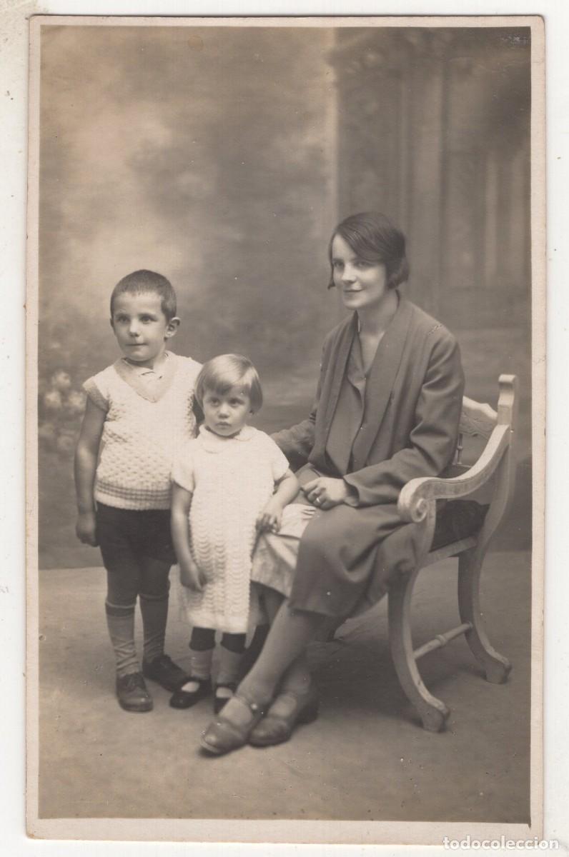 Fotograf&iacute;a antigua: Tarjeta foto: mujer elegante con un ni&ntilde;o y una ni&ntilde;a en un estudio fotogr&aacute;fico