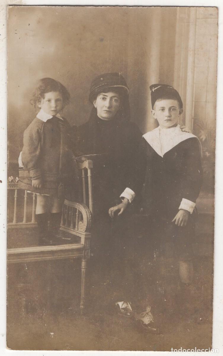 Fotograf&iacute;a antigua: Tarjeta foto: mujer elegante con su hija y su ni&ntilde;o en estudio fotogr&aacute;fico hacia 1910