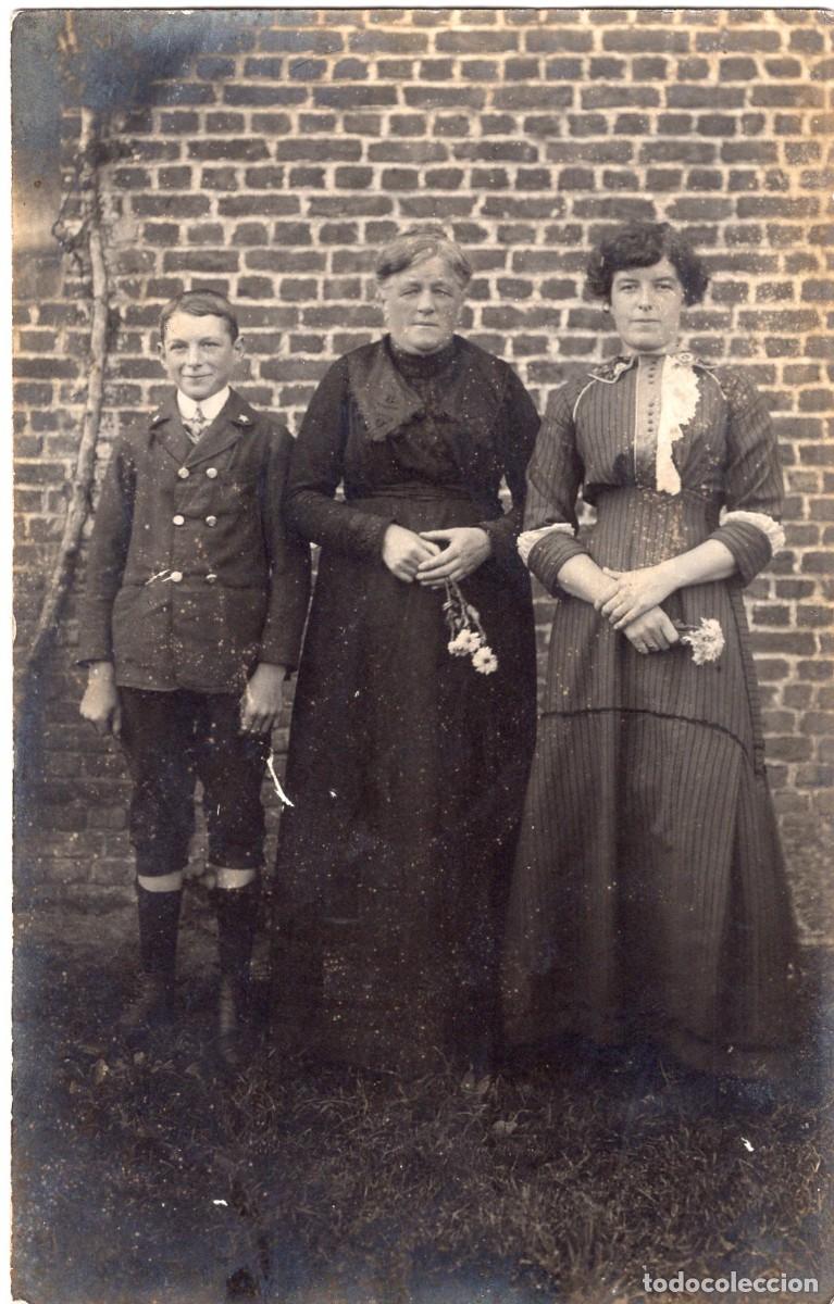 Fotograf&iacute;a antigua: Tarjeta foto: dos mujeres elegantes y un joven posando en el patio de su casa