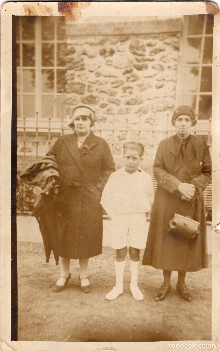 Fotograf&iacute;a antigua: Tarjeta foto: dos mujeres con un joven posando en una ciudad hacia 1930