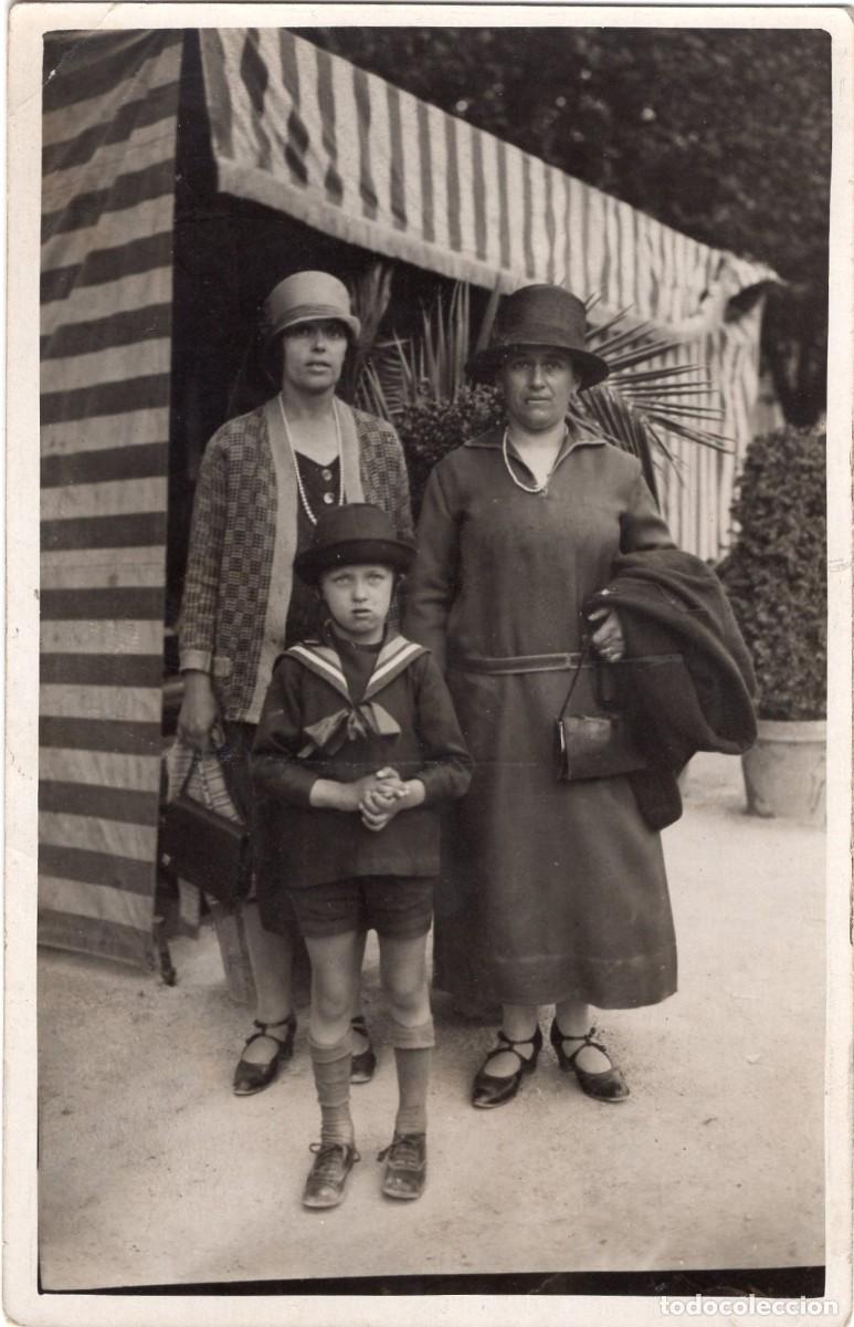 Fotograf&iacute;a antigua: Tarjeta foto: dos mujeres elegantes con un ni&ntilde;o en una calle hacia 1920