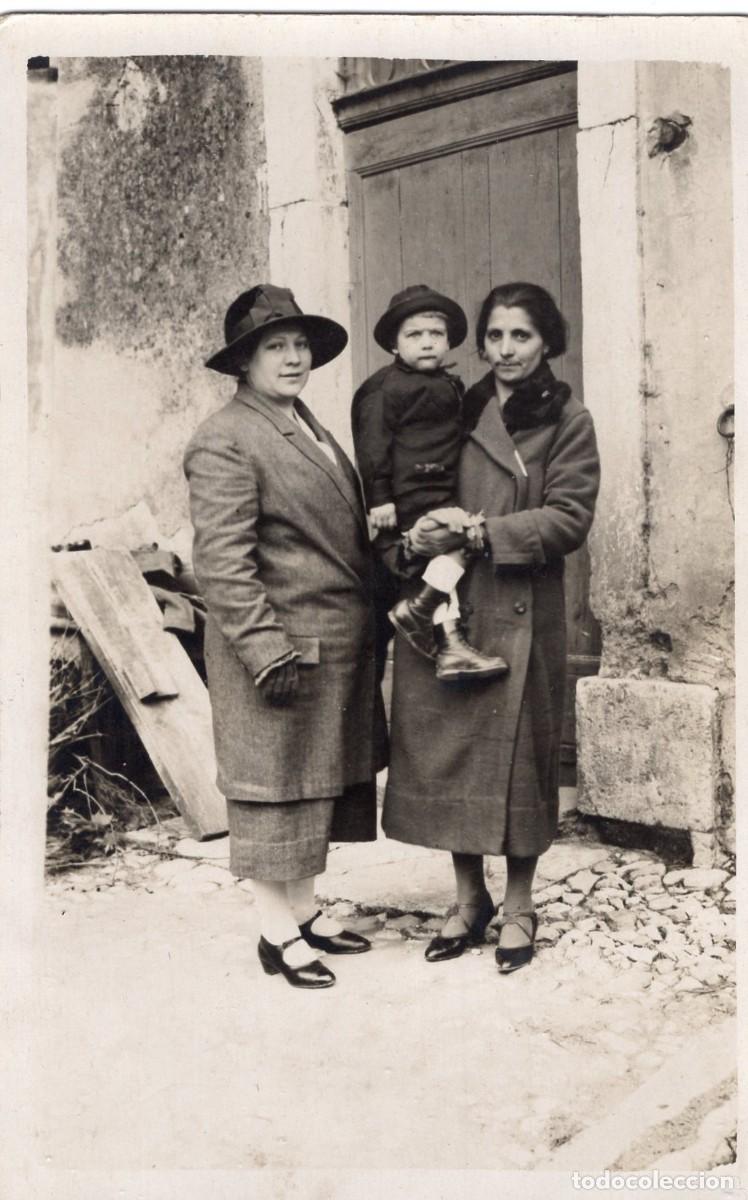 Fotograf&iacute;a antigua: Tarjeta foto: dos mujeres elegantes con un ni&ntilde;o frente a la entrada de su casa