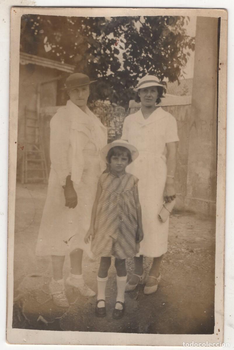 Fotograf&iacute;a antigua: Tarjeta foto: dos mujeres elegantes y una joven en las calles de un pueblo hacia 1930