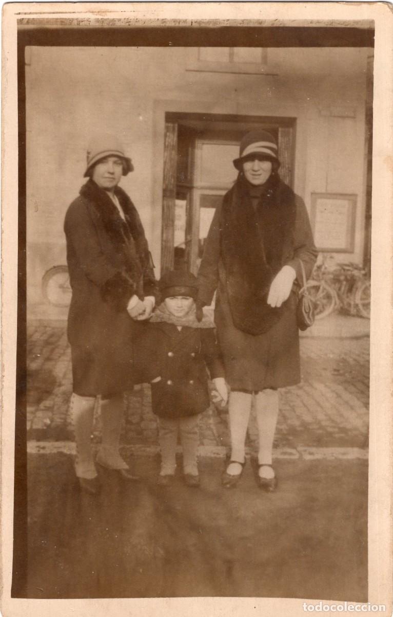 Fotograf&iacute;a antigua: Tarjeta foto: dos mujeres elegantes y una ni&ntilde;a en las calles de una ciudad en Italia hacia 1920.