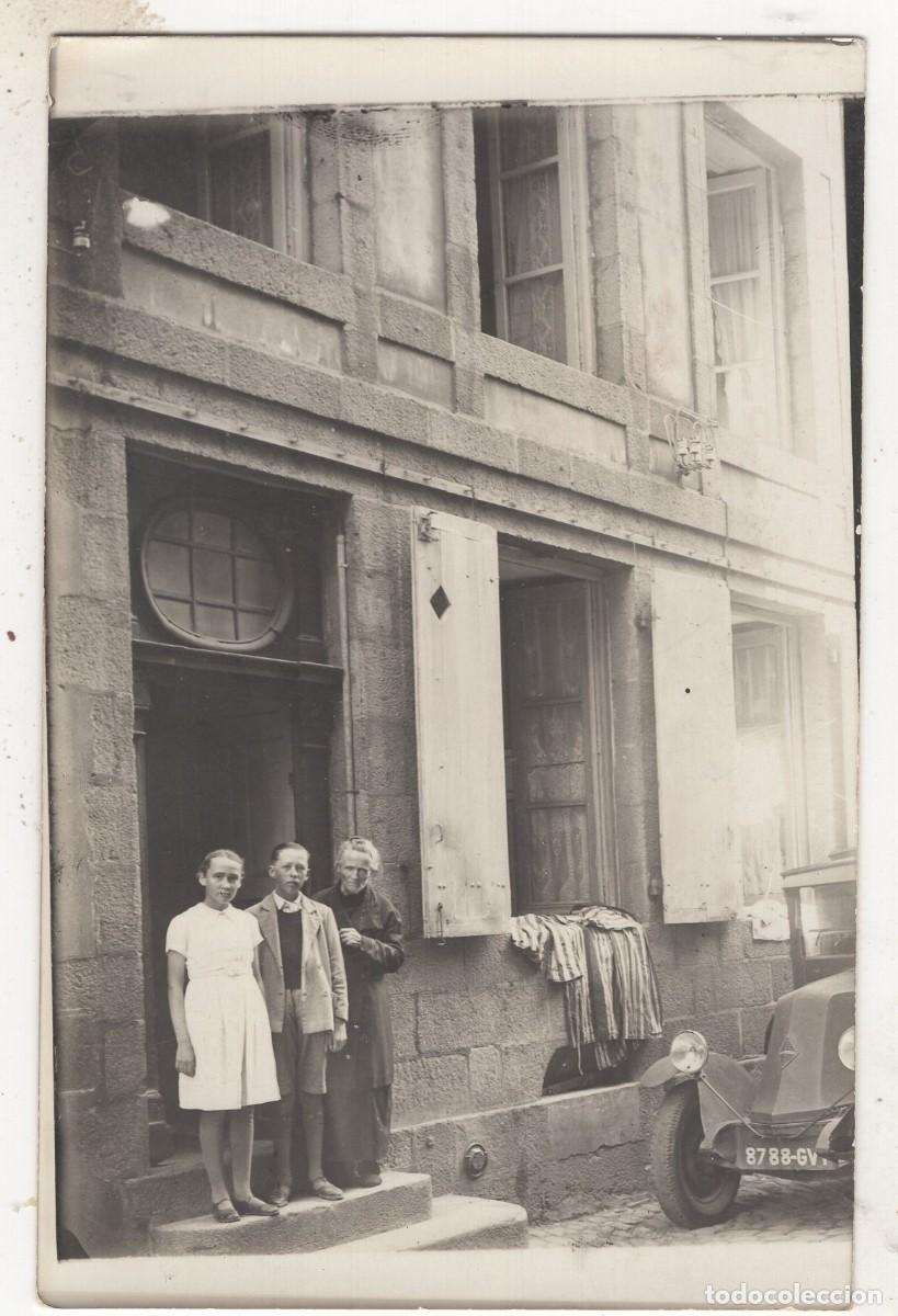Fotograf&iacute;a antigua: Tarjeta foto: mujer con dos ni&ntilde;os y un coche frente a la entrada de su edificio.