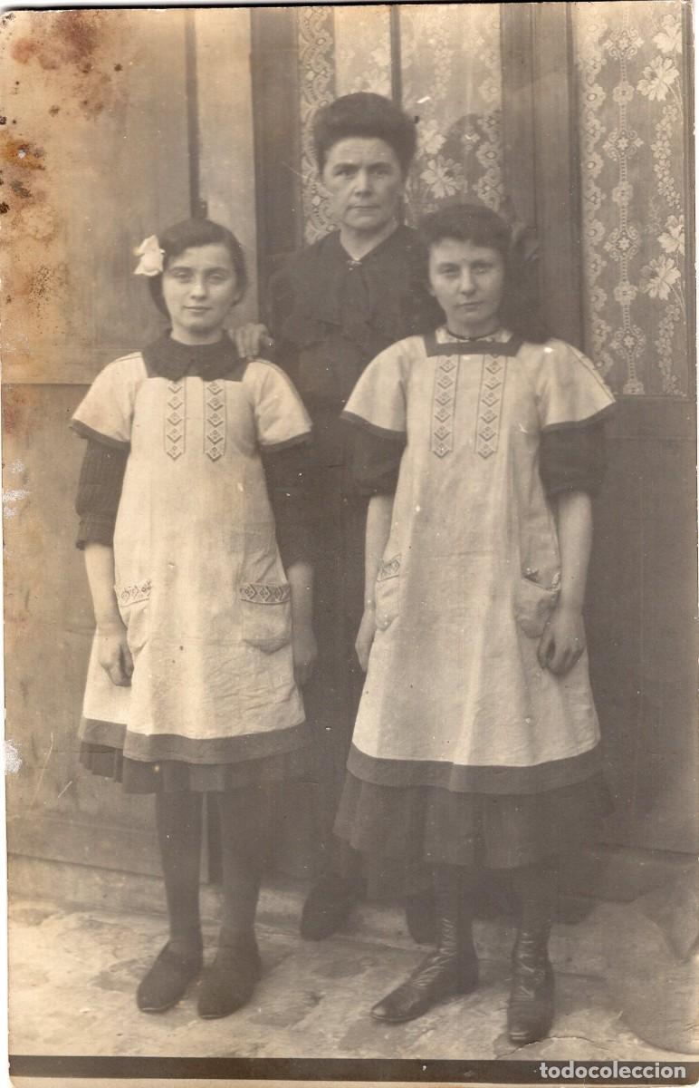 Fotografia antica: Tarjeta foto: mujer con sus dos hijas elegantes ante la entrada de su casa hacia 1915