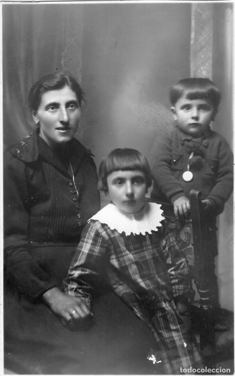 Fotografia antica: Tarjeta foto: mujer con dos ni&ntilde;os en estudio fotogr&aacute;fico en Festaz, Valle de Aosta