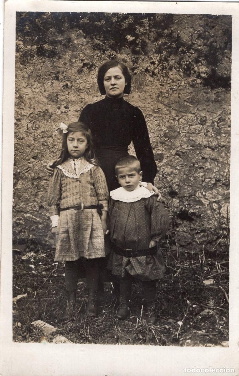 Fotograf&iacute;a antigua: Tarjeta foto: mujer con su hija y su ni&ntilde;o en el patio de su casa hacia 1915