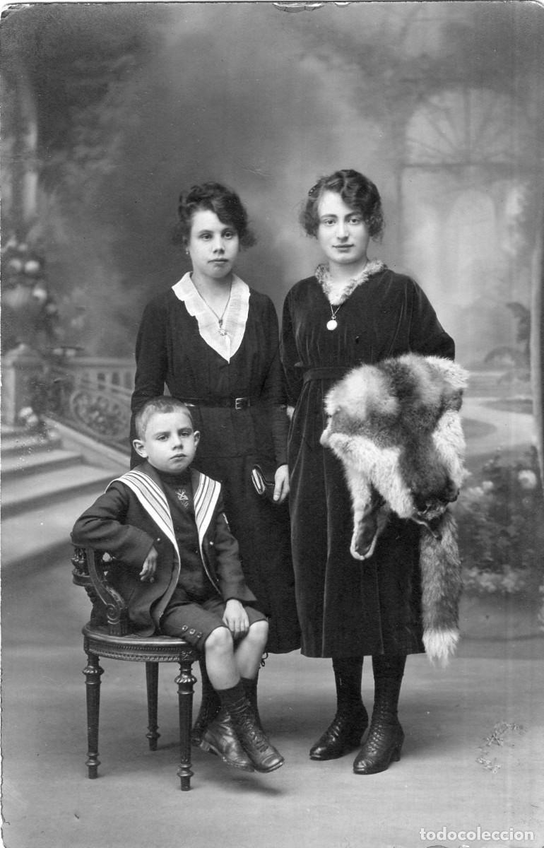 Fotograf&iacute;a antigua: Tarjeta foto: mujer elegante con dos ni&ntilde;os en estudio, foto P. Marquet, Lyon