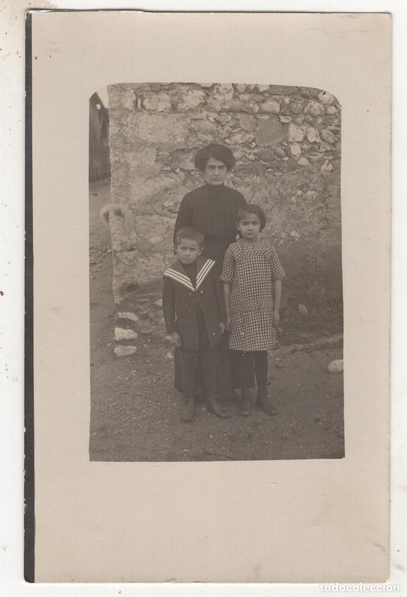 Fotograf&iacute;a antigua: Tarjeta foto: mujer elegante con sus dos nietos en el patio de su granja hacia 1915