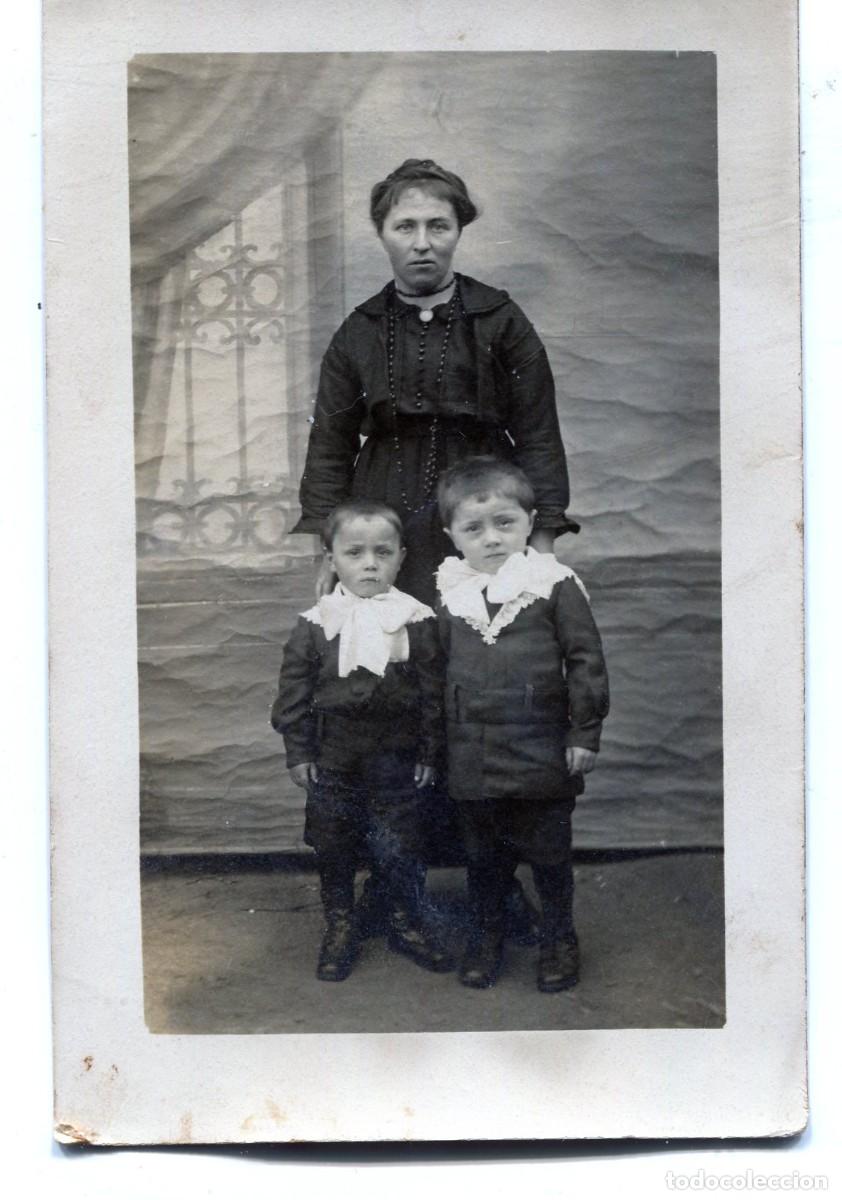 Fotograf&iacute;a antigua: Tarjeta foto: mujer elegante con sus dos ni&ntilde;os en estudio fotogr&aacute;fico hacia 1915