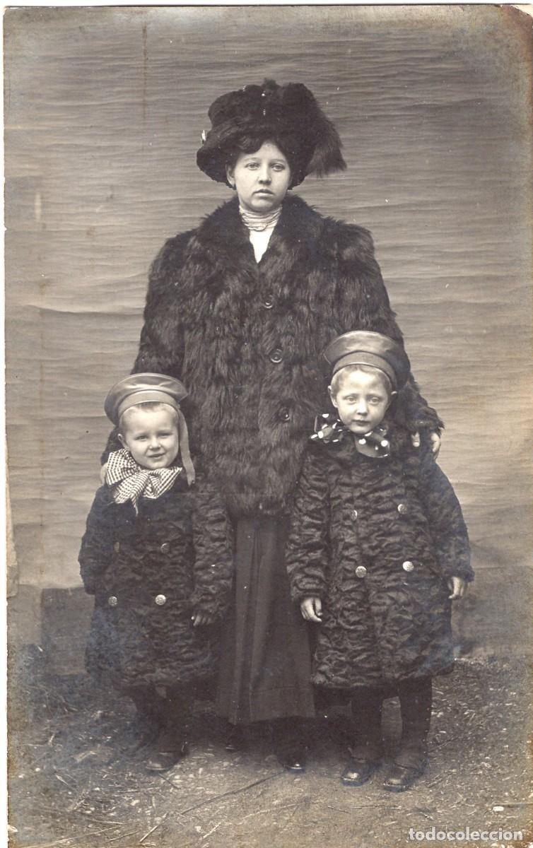 Fotografia antica: Tarjeta foto: mujer elegante con sus dos ni&ntilde;os en estudio fotogr&aacute;fico hacia 1905