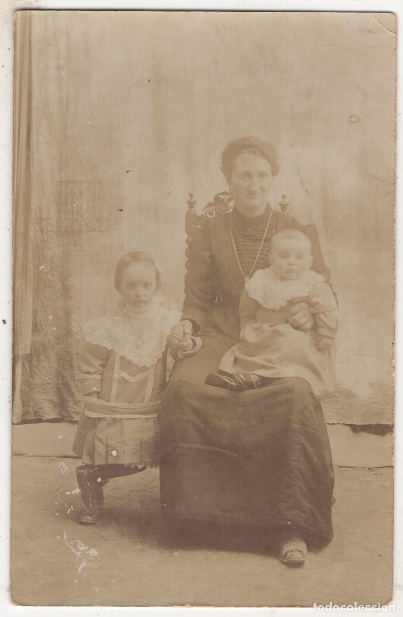 Fotografia antica: Tarjeta foto: mujer elegante con sus dos ni&ntilde;as en estudio fotogr&aacute;fico hacia 1915