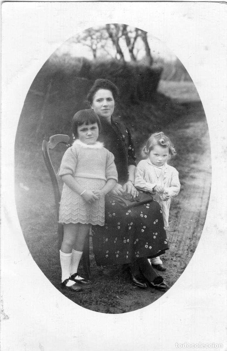 Fotografia antica: Tarjeta foto: mujer elegante con sus dos hijas en el campo en St-Germain en 1938