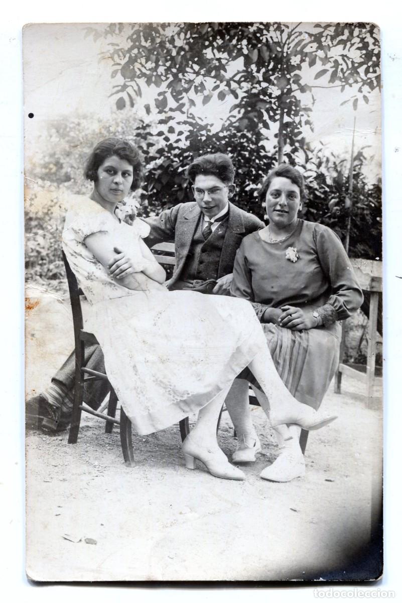 Fotograf&iacute;a antigua: Tarjeta foto: mujer elegante con su hija y su ni&ntilde;o en el jard&iacute;n de su casa hacia 1930
