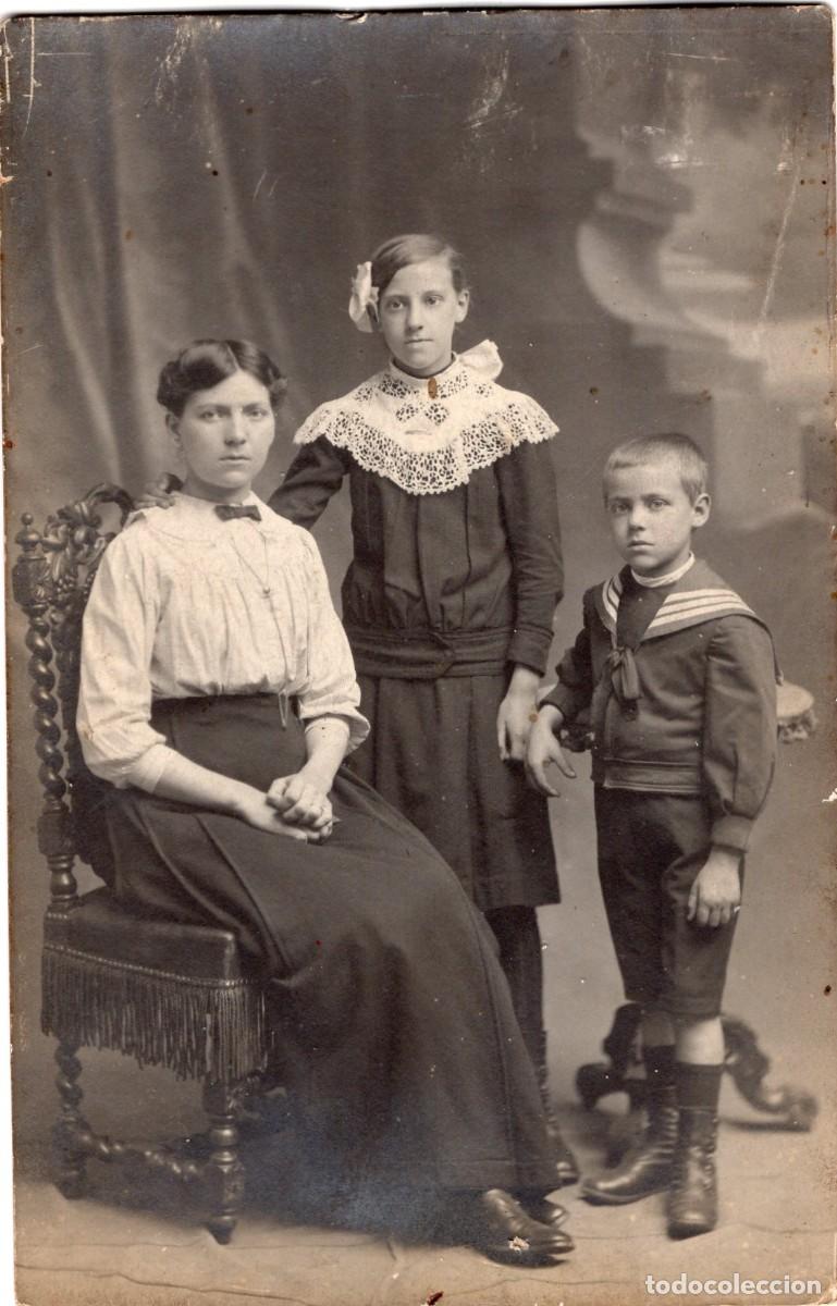 Fotografia antica: Tarjeta foto: mujer elegante con su hija y su ni&ntilde;o en estudio fotogr&aacute;fico hacia 1910