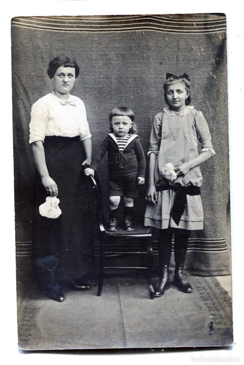 Fotografia antica: Tarjeta foto: mujer elegante con su hija y su ni&ntilde;o en estudio fotogr&aacute;fico hacia 1910