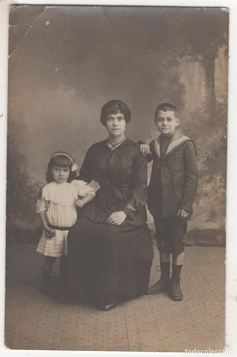 Fotografia antica: Tarjeta foto: mujer elegante con su hija y su ni&ntilde;o en estudio, foto L. Gaude, Lyon