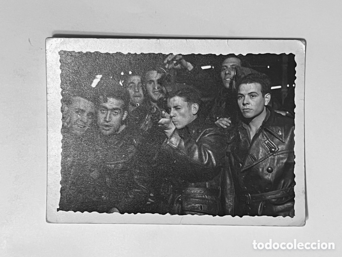 Fotograf&iacute;a antigua: TIRO FOTOGR&Aacute;FICO.. Barrac&oacute;n de Feria. Soldados de Artiller&iacute;a. Tiempo de asueto (h.1950?)