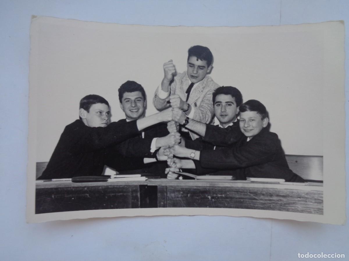 Alte Fotografie: FOTO ESCOLAR : JOVENES JUGANDO A PU&Ntilde;ITOS