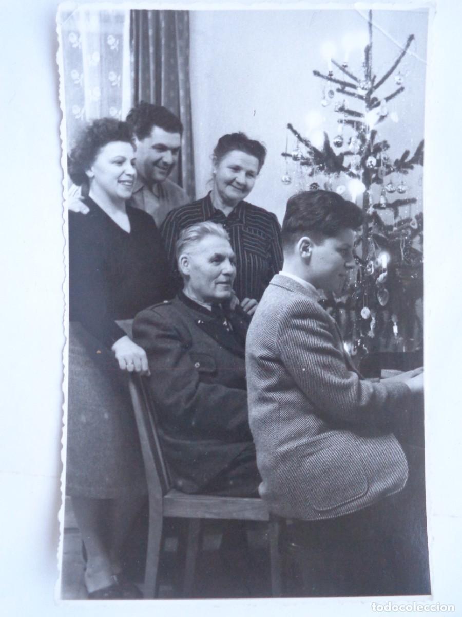 Photographie ancienne: FOTO DE FAMILIA ESCUCHANDO A UN NI&Ntilde;O TOCAR EL PIANO , ABUELO MILITAR . A&Ntilde;OS 40