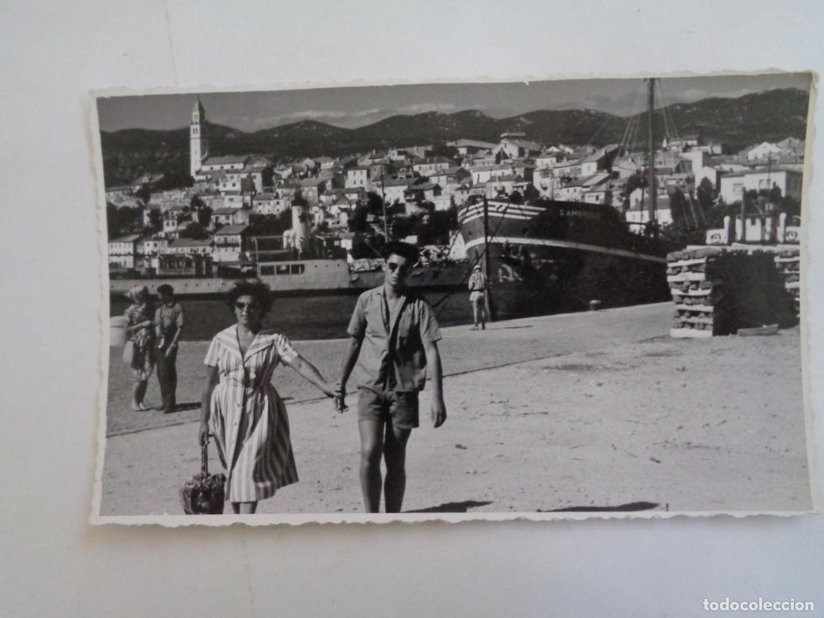 Antique Photography: FOTO DE MUJER Y JOVEN UN PUERTO, BARCO LLAMADO &uml; SAN AMBROGIO &uml;