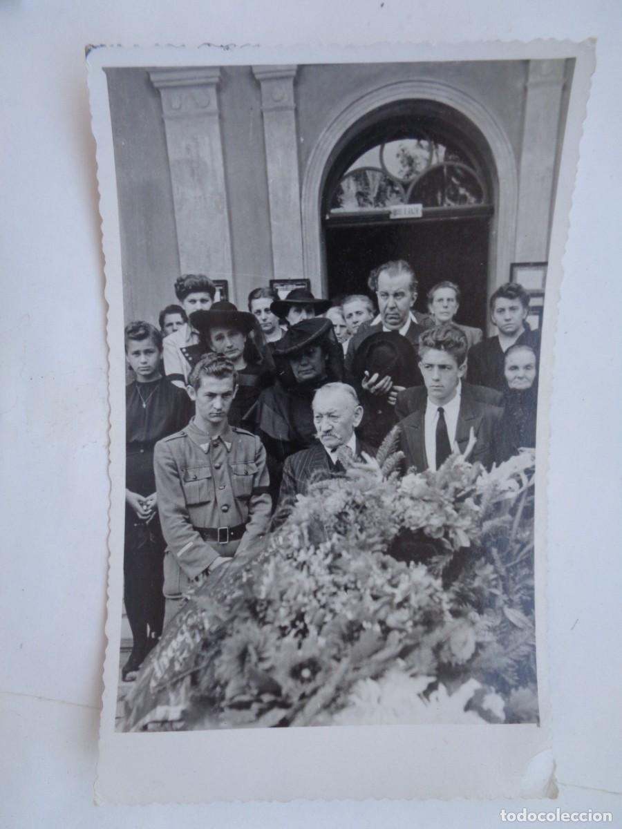Fotograf&iacute;a antigua: FOTO DE UN ENTIERRO, JOVEN MILITAR CON LUTO, ETC . AUSTRIA , 1946